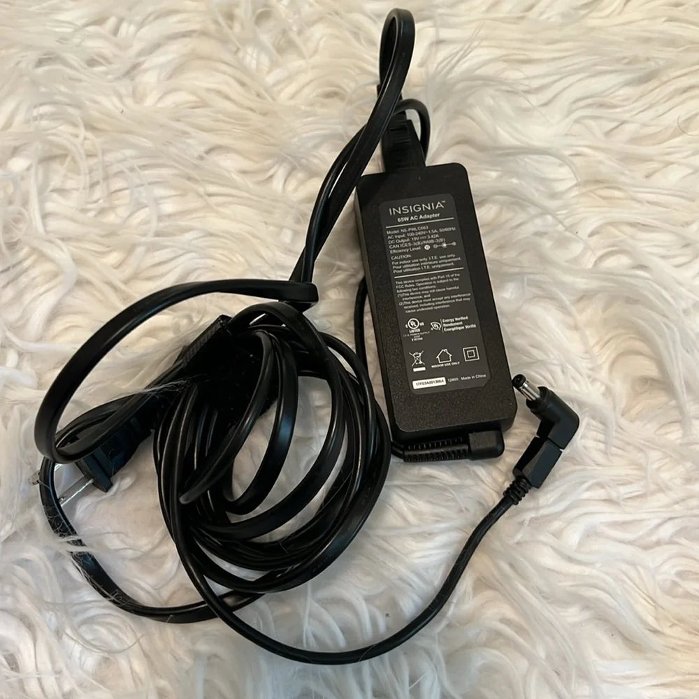INSIGNIA 65W AC Adapter